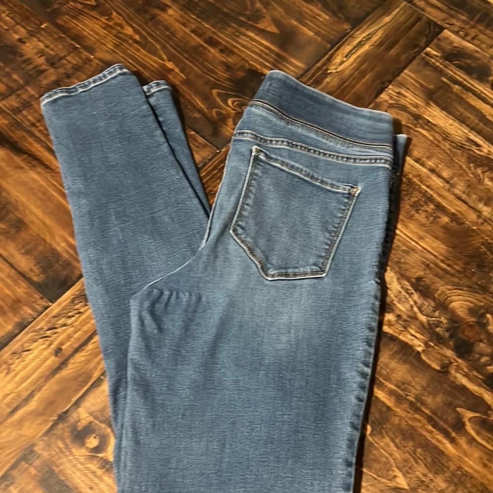 Size 8 Old Navy Rockstar pull on, no button jegging jeans size 8 women’s